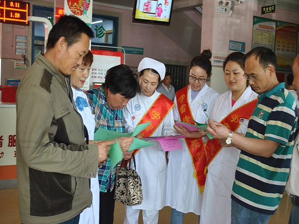 發(fā)放宣傳單.JPG 發(fā)放宣傳單.JPG