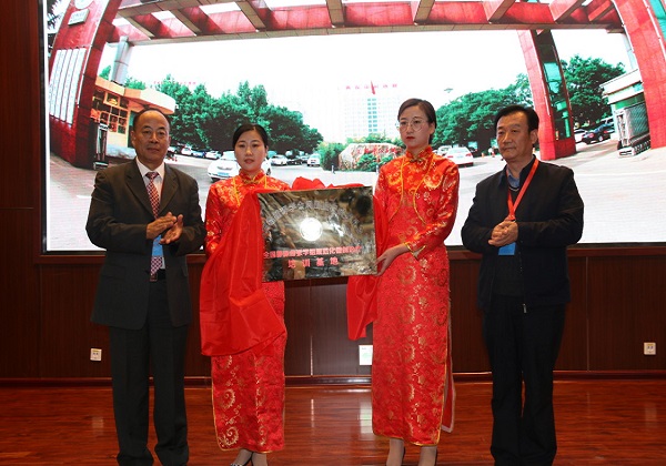 1中國(guó)微循環(huán)靜脈曲張學(xué)組組長(zhǎng)中國(guó)白求恩基金會(huì)靜脈曲張培訓(xùn)學(xué)院院長(zhǎng)梅家才教授與市衛(wèi)計(jì)委副主任張洪君同志為規(guī)范化基地揭牌.jpg