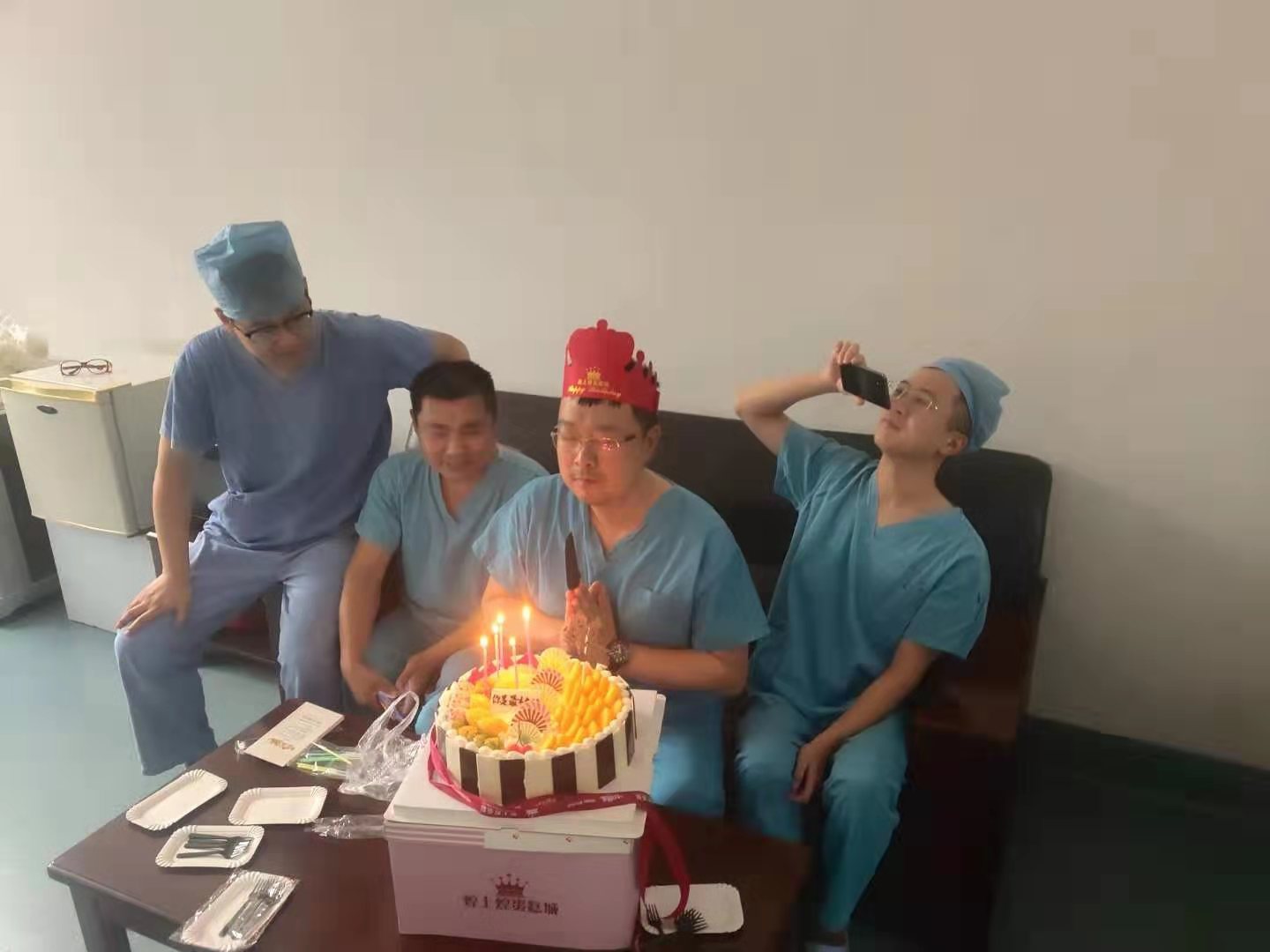 何教授許下美好的祝愿.jpg 何教授許下美好的祝愿.jpg