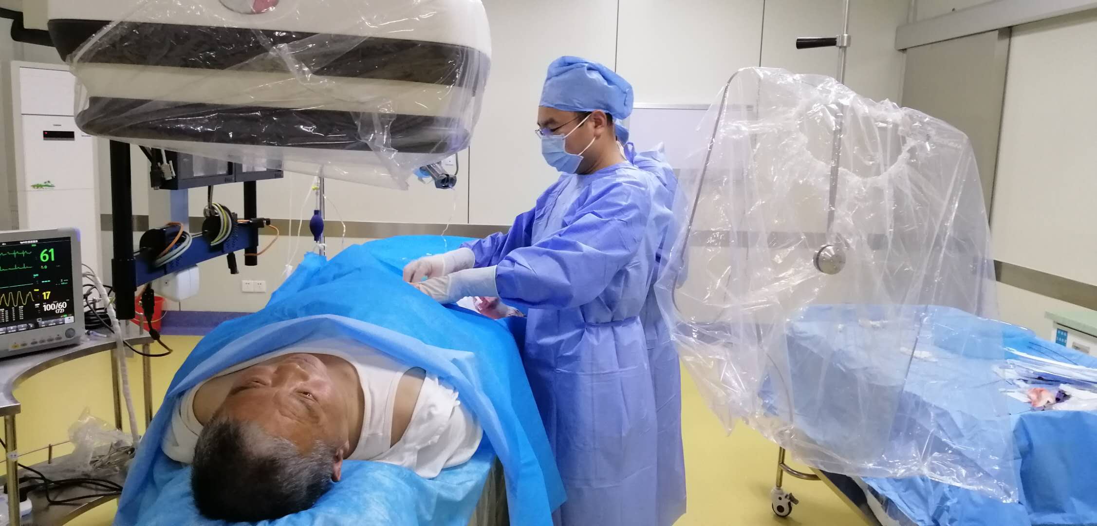 該院介入專家蔡瑞興主任為急診腦卒中病人手術(shù)中.jpg 該院介入專家蔡瑞興主任為急診腦卒中病人手術(shù)中.jpg