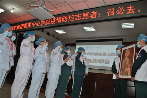 護(hù)理志愿者在南丁格爾像前宣誓.jpg 護(hù)理志愿者在南丁格爾像前宣誓.jpg