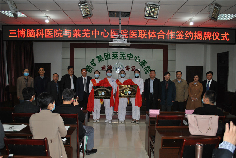 各位領(lǐng)導(dǎo)專家在揭牌儀式上合影留念.jpg 各位領(lǐng)導(dǎo)專家在揭牌儀式上合影留念.jpg