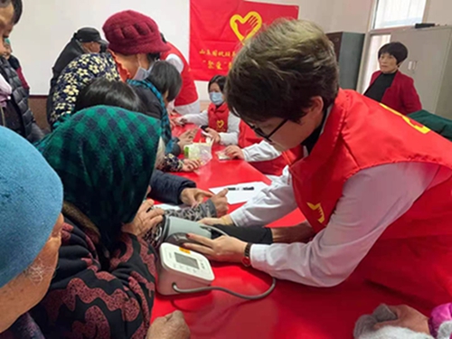 青年志愿者在社區(qū)義診.jpg 青年志愿者在社區(qū)義診.jpg