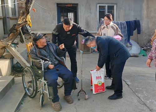 進鄉(xiāng)村慰問失能老人.jpg